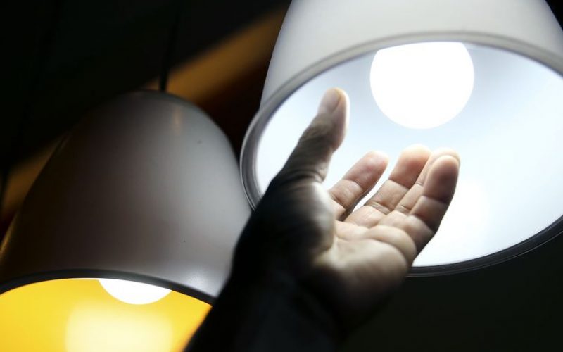 Brasília - O consumo de energia elétrica no país fechou os primeiros três meses do ano com queda acumulada de 4,2% em relação ao mesmo período do ano passado (Marcelo Camargo/Agência Brasil)