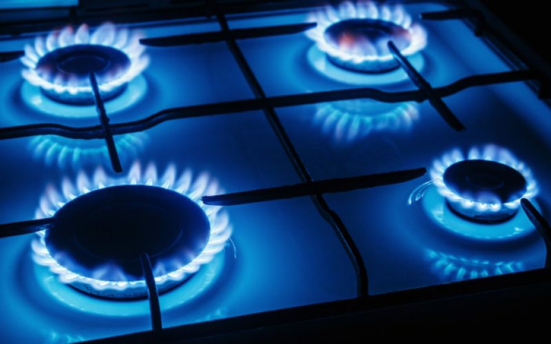 chamas-azuis-de-gas-queimando-de-um-fogao-de-cozinha_128406-125