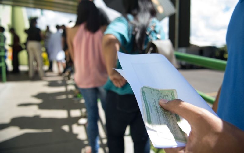 Movimento no último dia para o eleitor tirar o título pela primeira vez, pedir a transferência do documento para outro domicílio eleitoral ou fazer o recadastramento biométrico (Marcelo Camargo/Agência Brasil)
