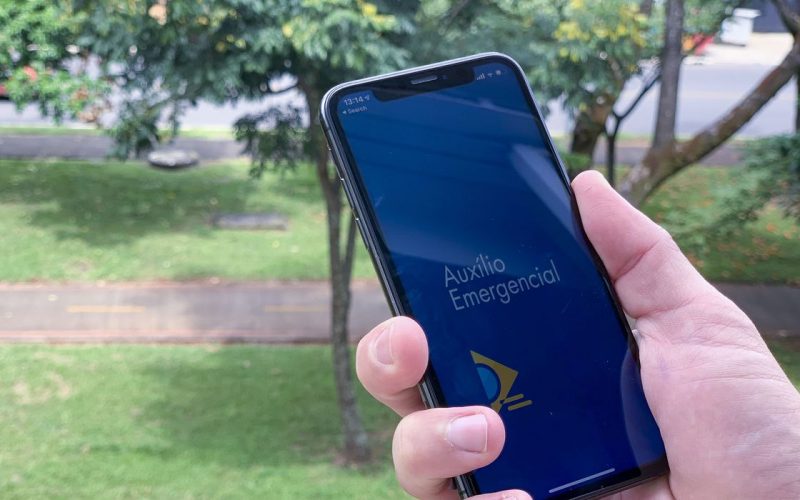 Aplicativo Auxílio Emergencial ao Trabalhador 

A Caixa Econômica Federal lançou o aplicativo para a liberação do auxílio emergencial a trabalhadores de baixa renda prejudicados pela pandemia do coronavírus. 

O pedido para receber o benefício pode ser feito no site auxilio.caixa.gov.br ou pelo APP CAIXA | Auxílio Emergencial, disponível nas lojas de aplicativos para celulares Android e IOS. 

O Senado aprovou a medida no dia 30 de março e a lei foi sancionada em 2 de abril de 2020 (Lei 13.982). 

Foto: Leonardo Sá/Agência Senado