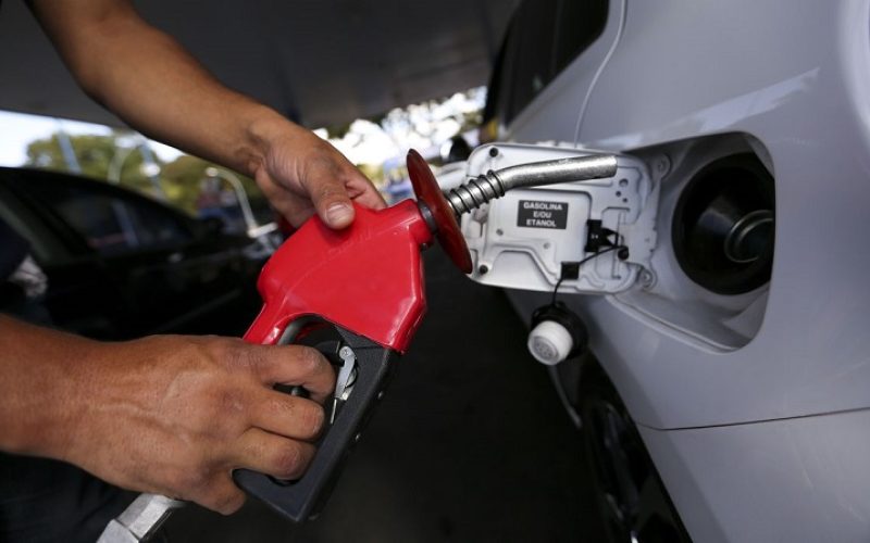 Brasília - Postos de combustíveis ajustam os preços e repassam para o consumidor o aumento da alíquota do PIS e Cofins pelo litro da gasolina(Marcelo Camargo/Agência Brasil)